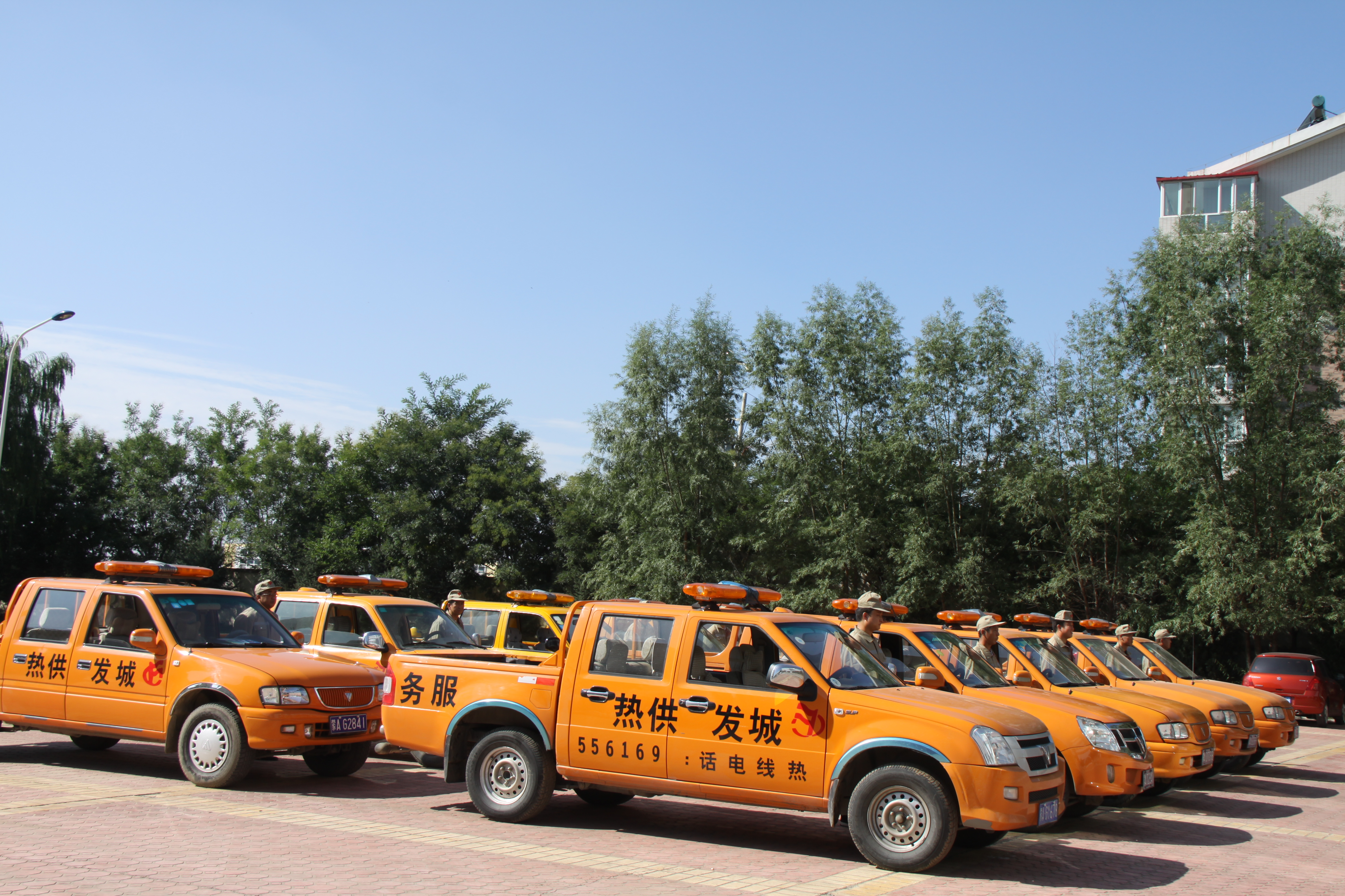 供熱服務(wù)、搶險(xiǎn)車隊(duì).jpg